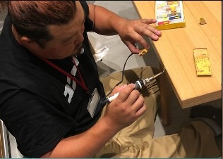 細かな補修作業を行うリペア職人