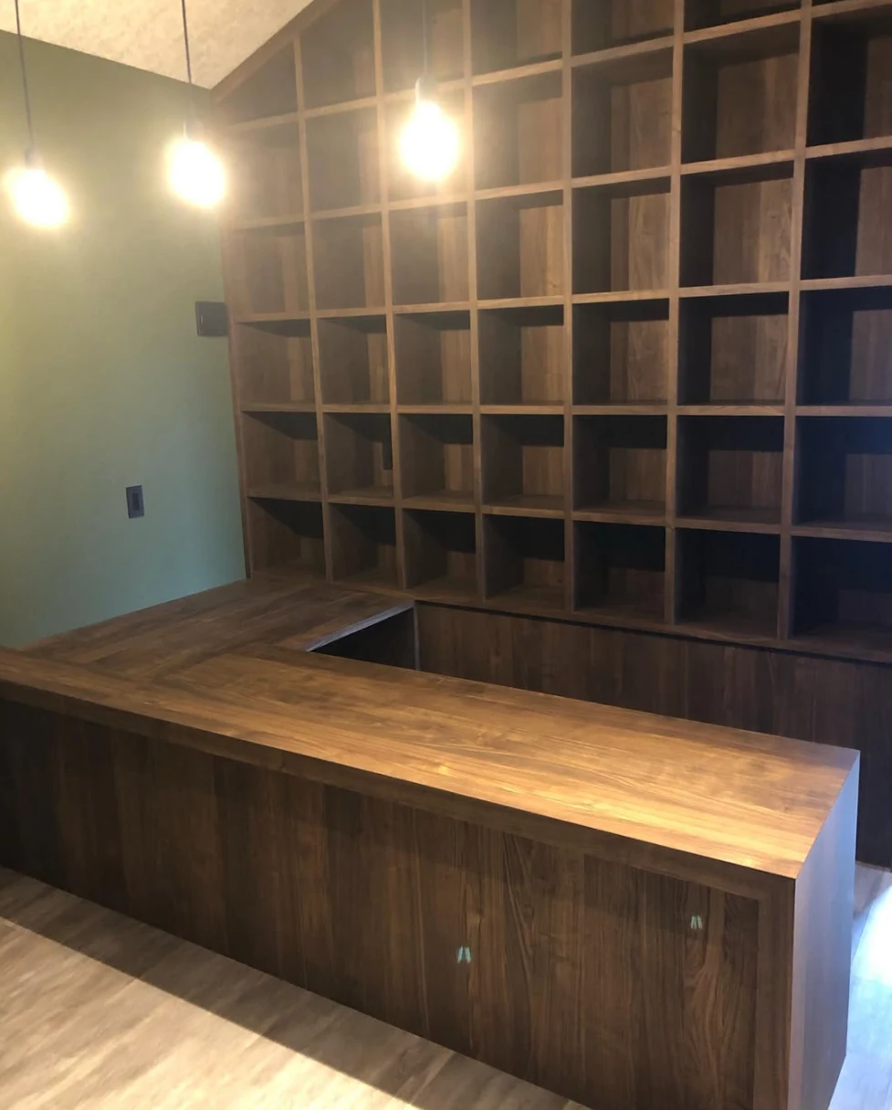 木製カウンターと造作棚の内装