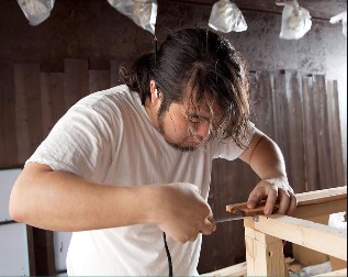 木部の補修作業を行う職人